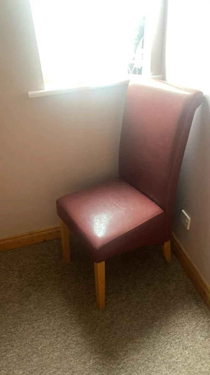 Table and chairs - Image 2