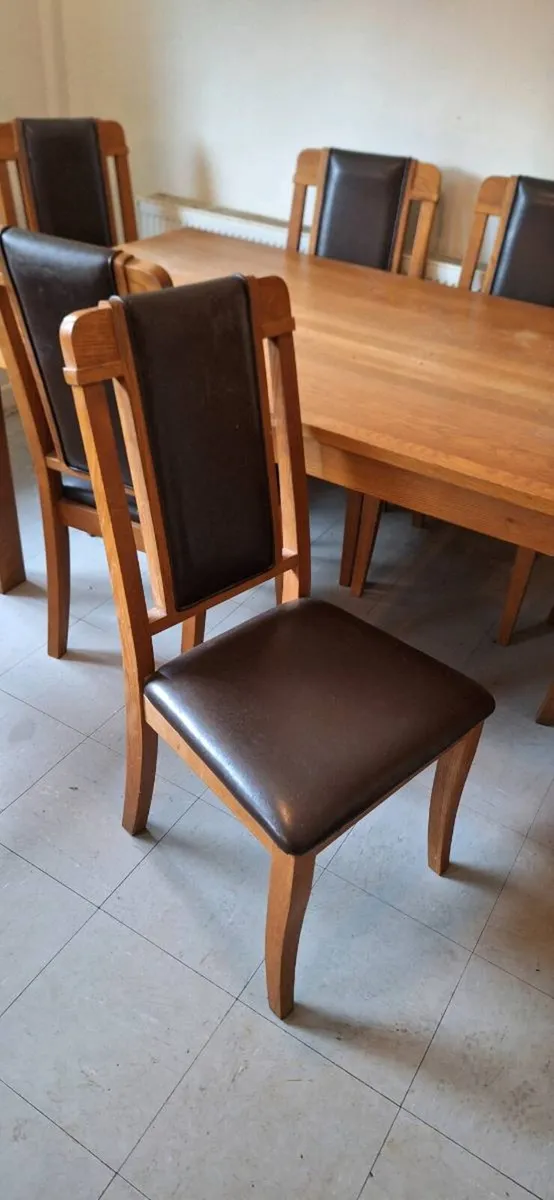 Table & 6 chairs - Image 1