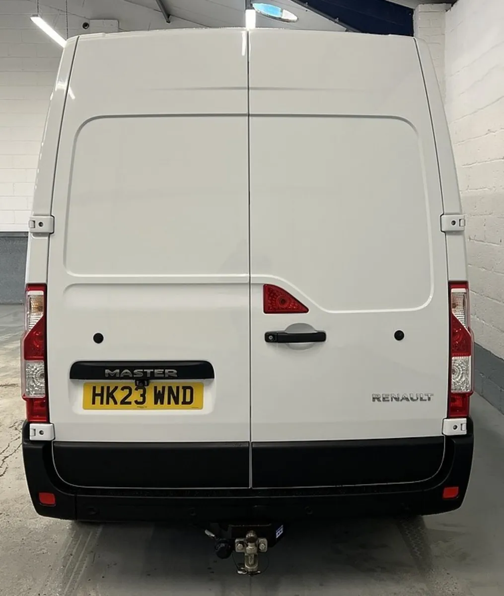 2023 Renault Master Medium Roof Panel Van - Image 3