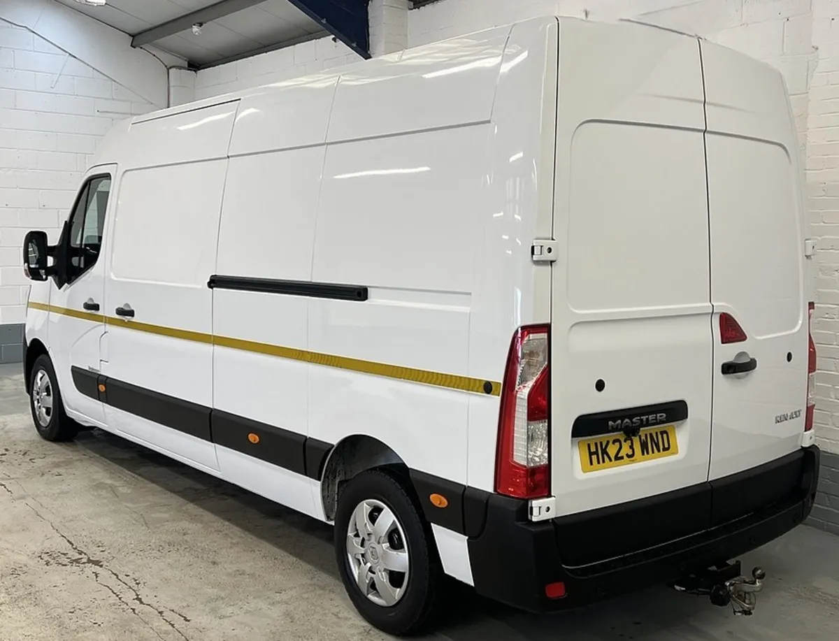 2023 Renault Master Medium Roof Panel Van - Image 4