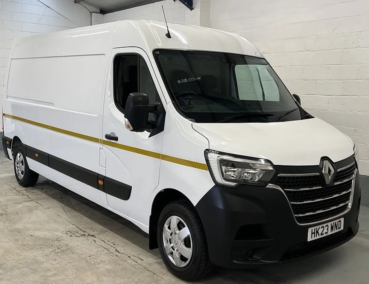 2023 Renault Master Medium Roof Panel Van - Image 2