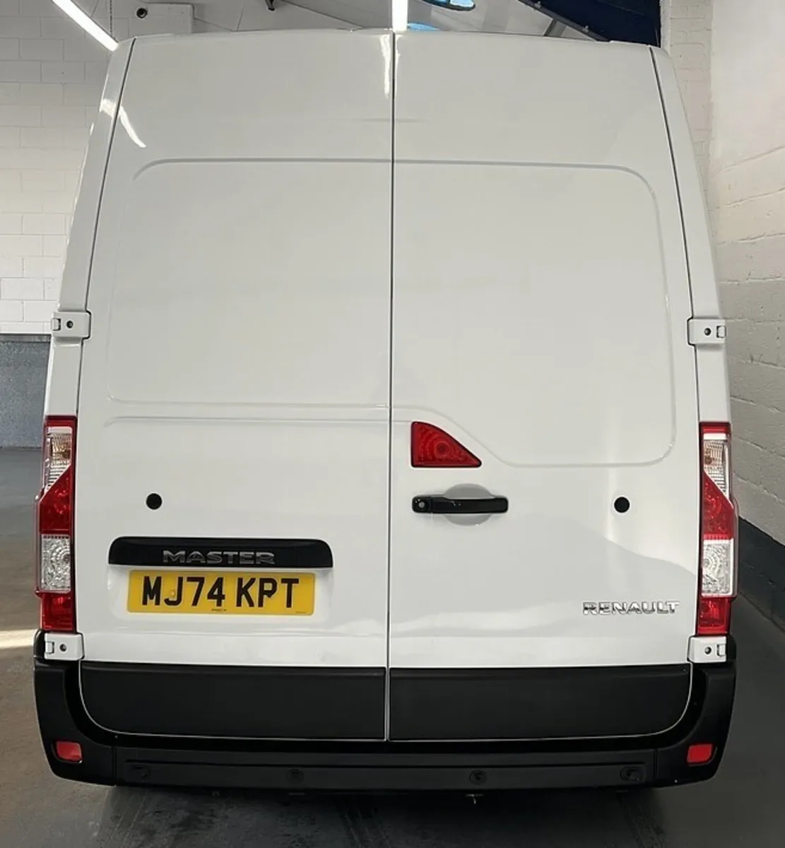 2024 Renault Master Medium Roof Panel Van - Image 4