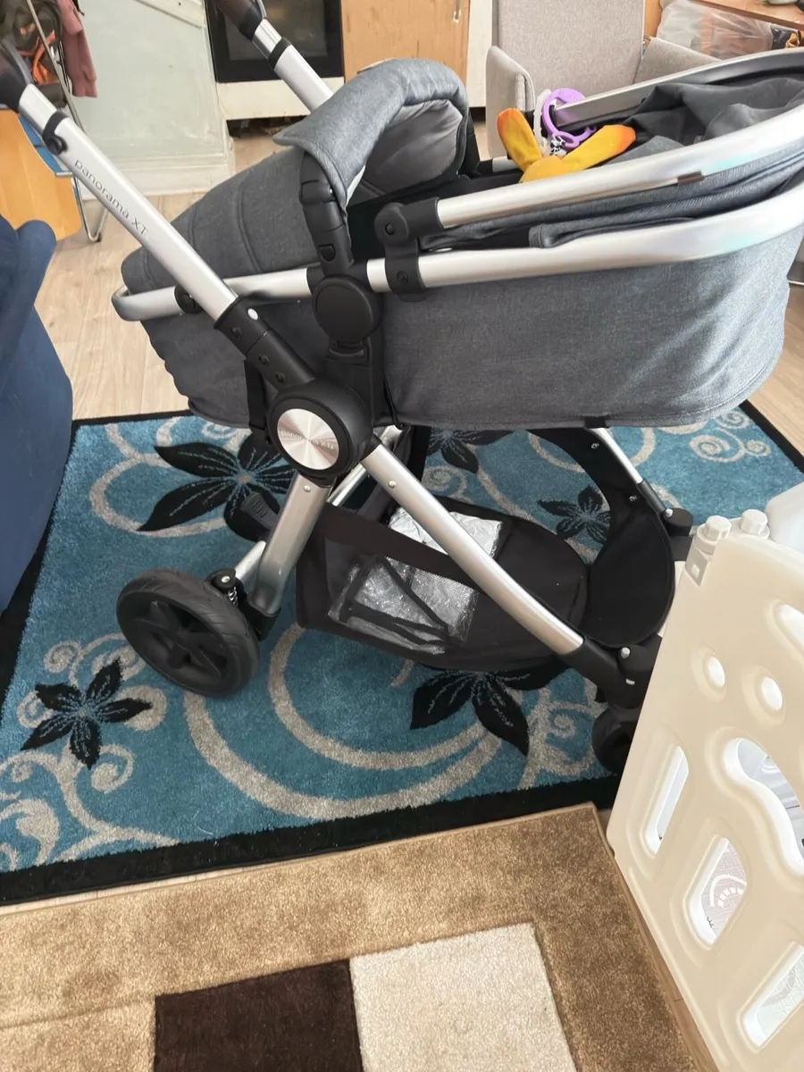Child Buggie with car seat - Image 1