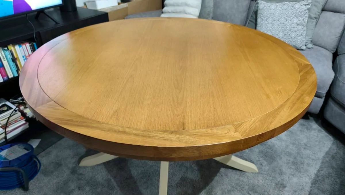 Round Oak dining table Ex Display, Like New - Image 1