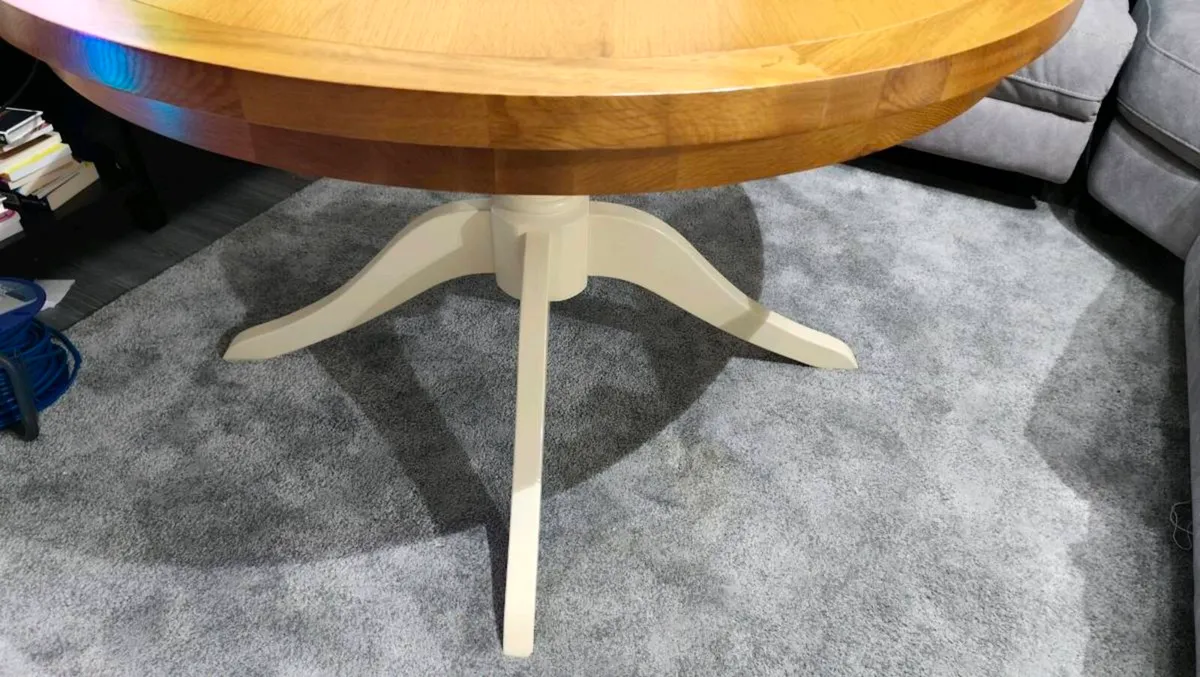 Round Oak dining table Ex Display, Like New - Image 2
