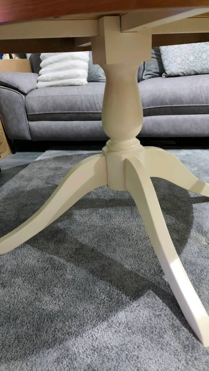 Round Oak dining table Ex Display, Like New - Image 3