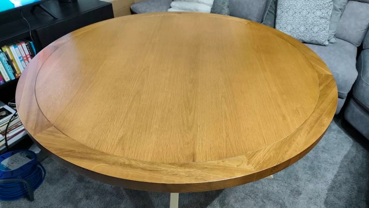Round Oak dining table Ex Display, Like New - Image 4