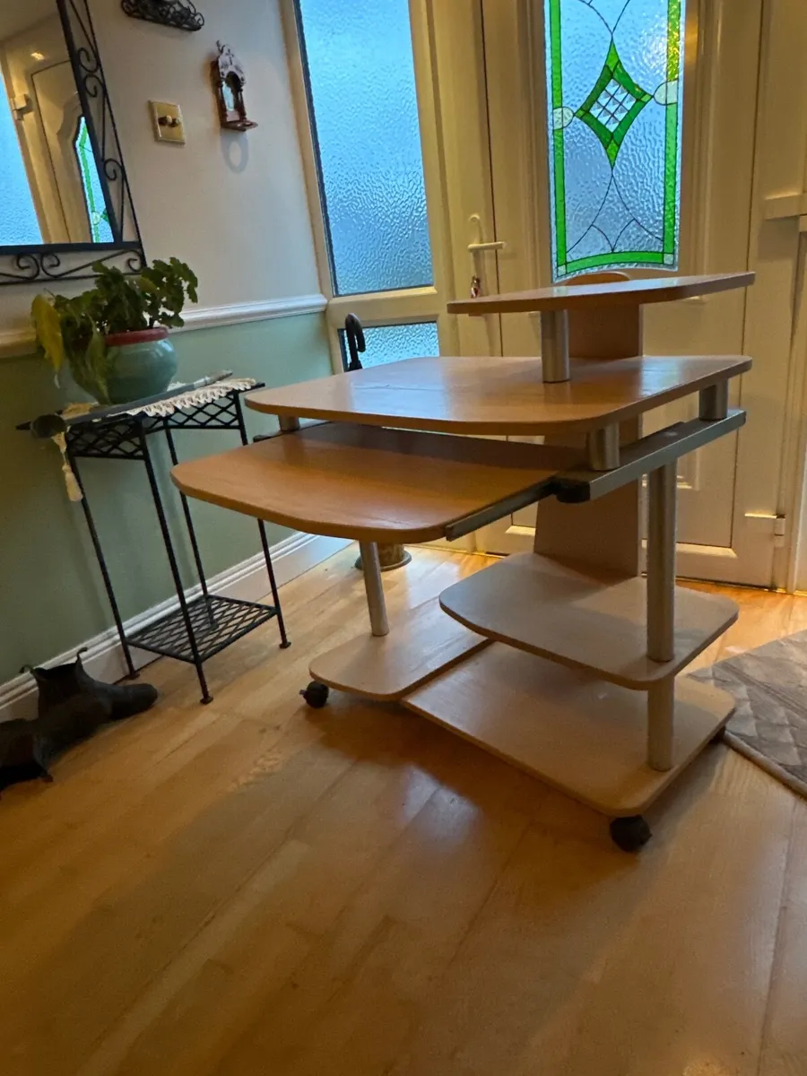 Computer desk - Image 1