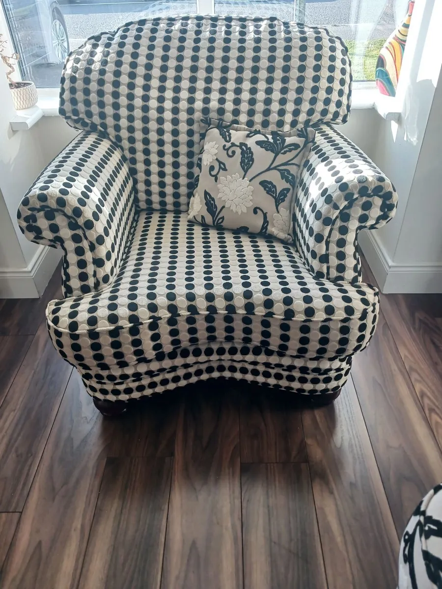 Couch and oversized armchairs - Image 4