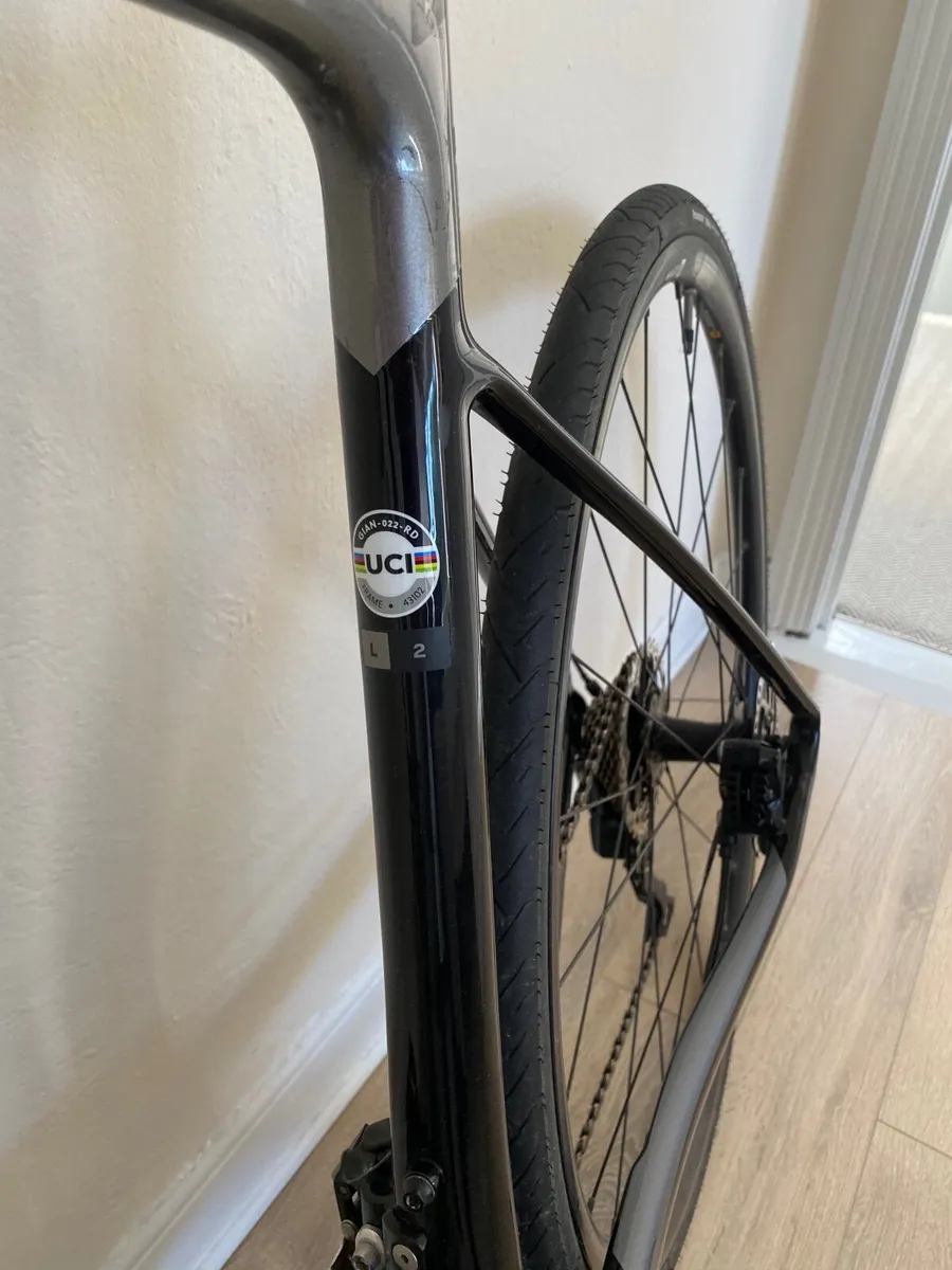 Giant Defy advance 2 (L) Bike - Image 1