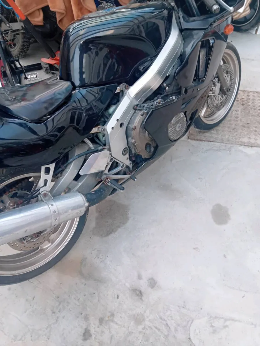 Honda cbr 400 rr - Image 3