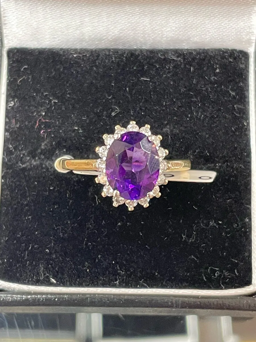 18k gold purple stone ring with diamonds. - Image 1