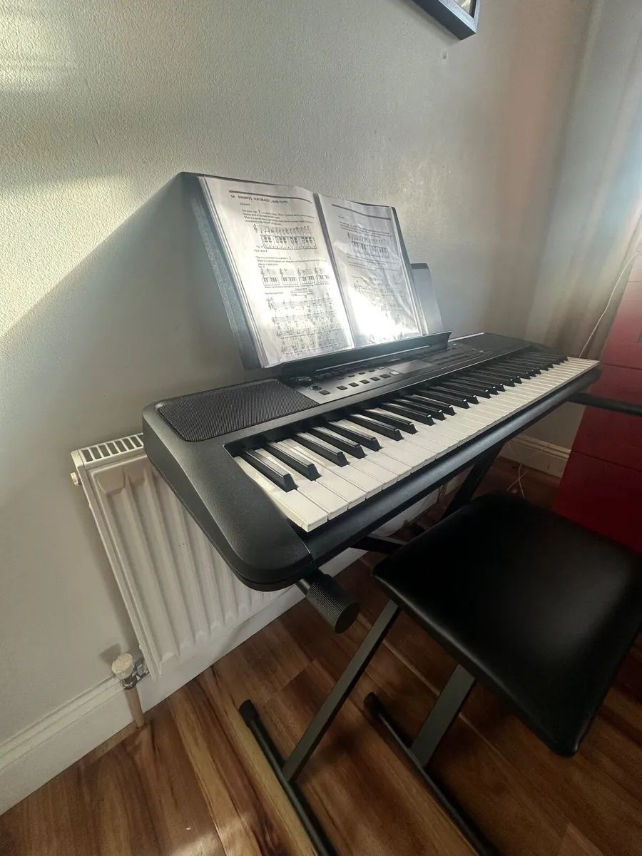 Yamaha keyboard,  PSR E383 - Image 3