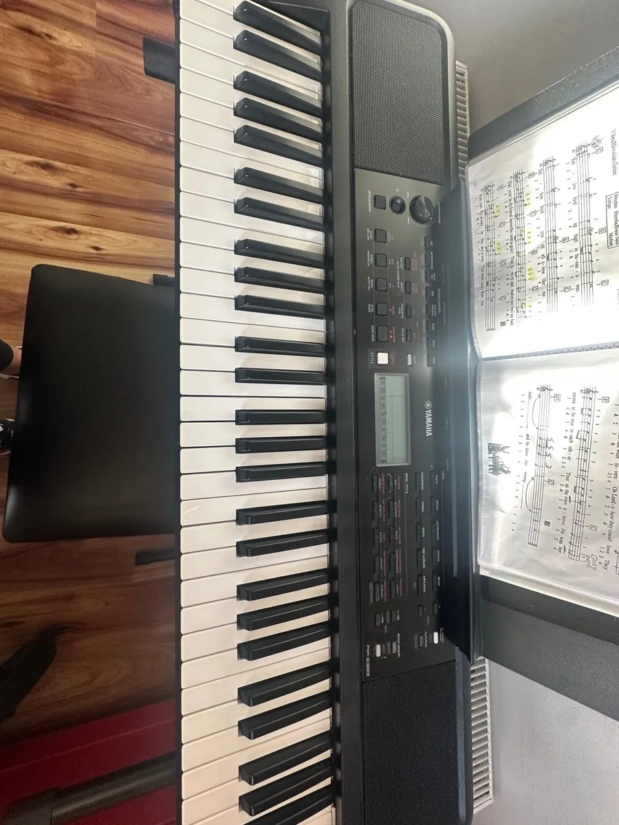 Yamaha keyboard,  PSR E383 - Image 4