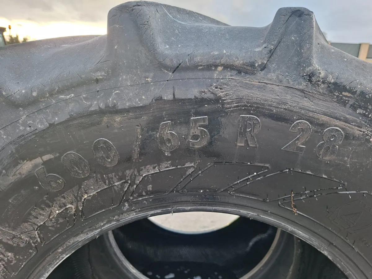 2X 600-65-28 TYRES - Image 4