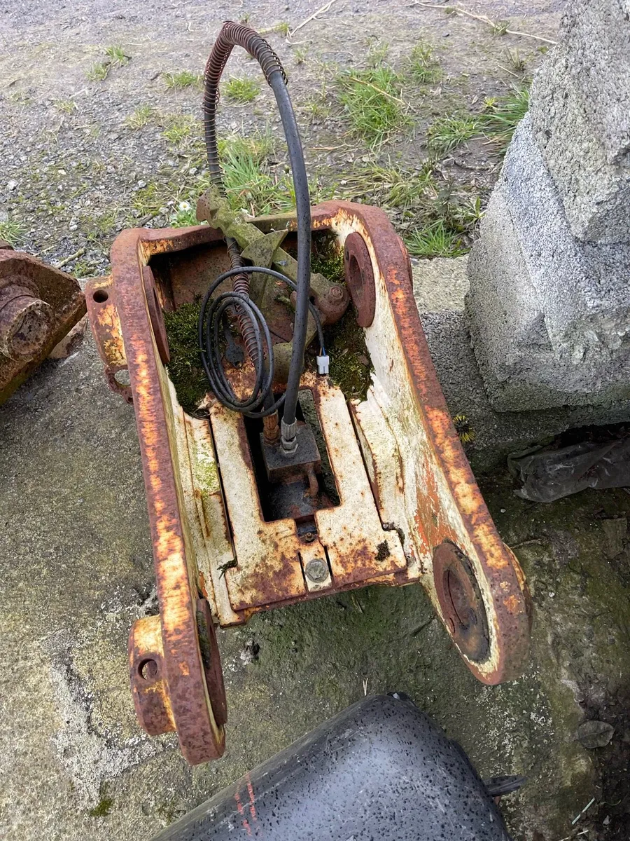 Digger hitch’s - Image 1