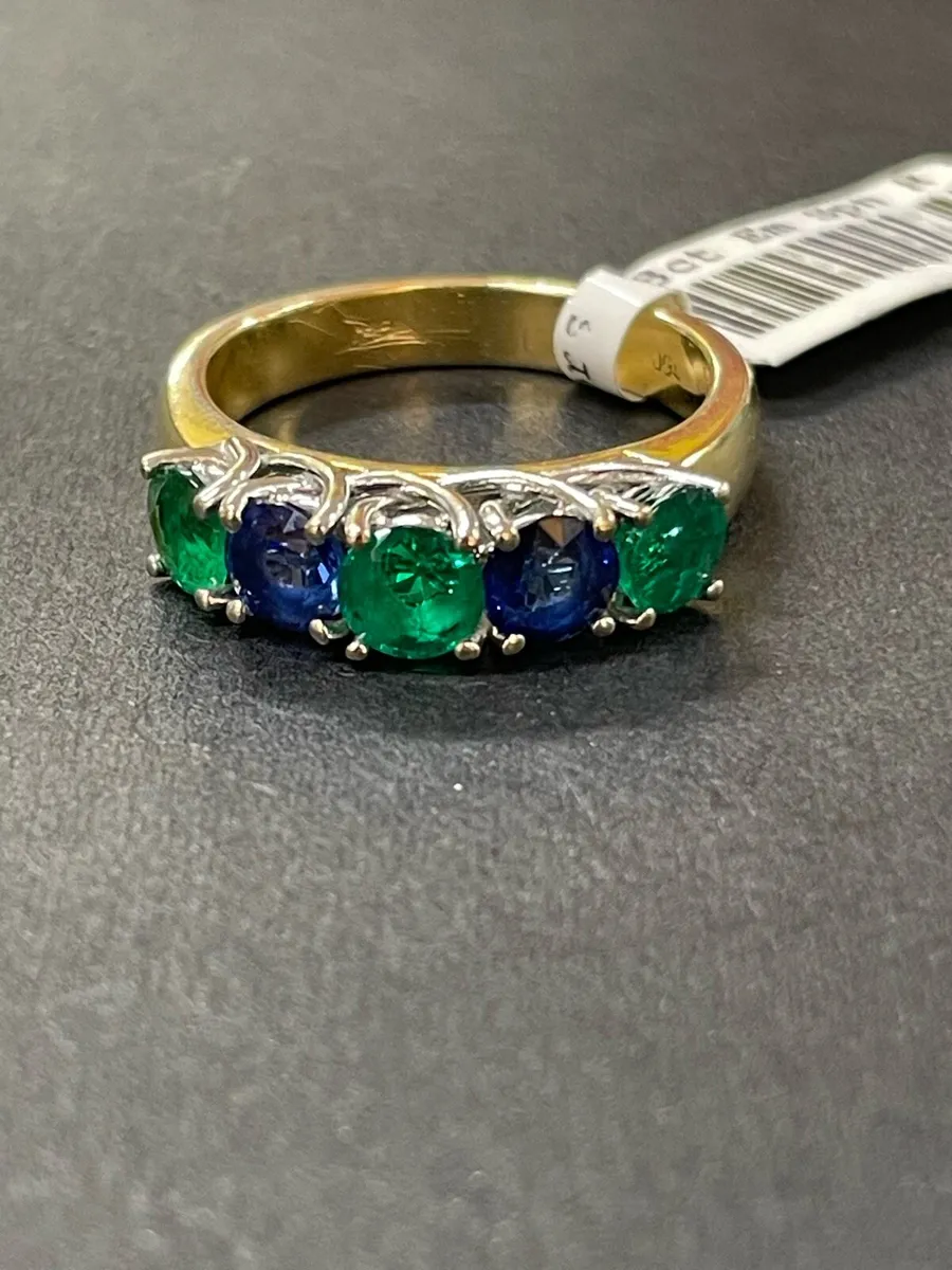 18k gold ring with emeralds and sapphires. - Image 3