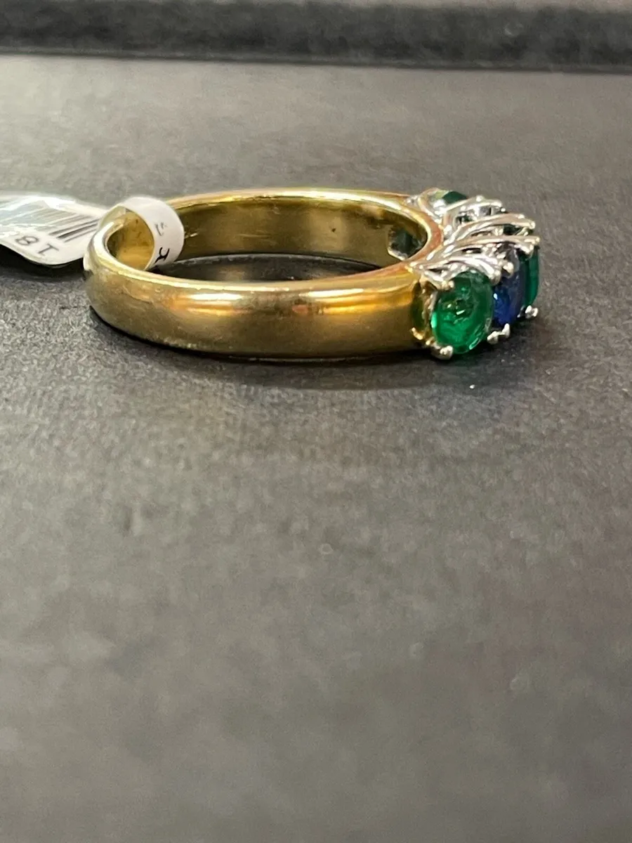 18k gold ring with emeralds and sapphires. - Image 4