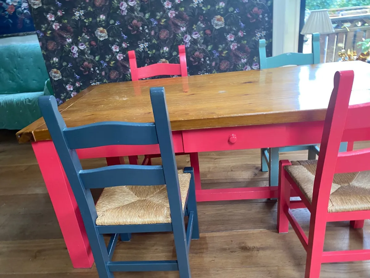 Kitchen table and chairs - Image 1