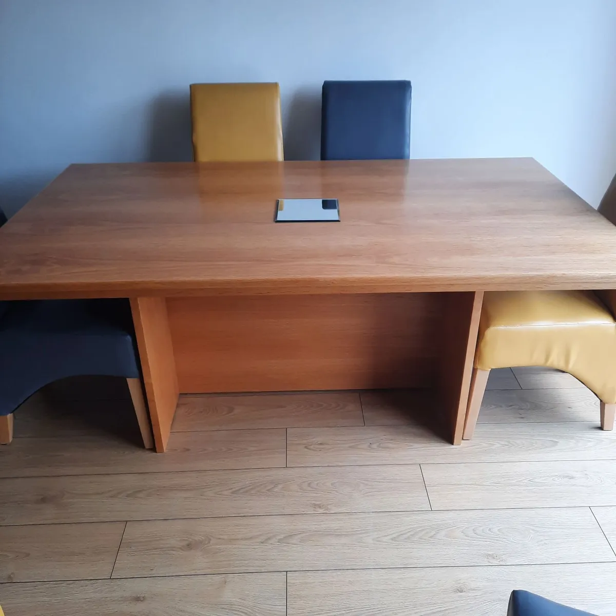 Table  and chairs - Image 1