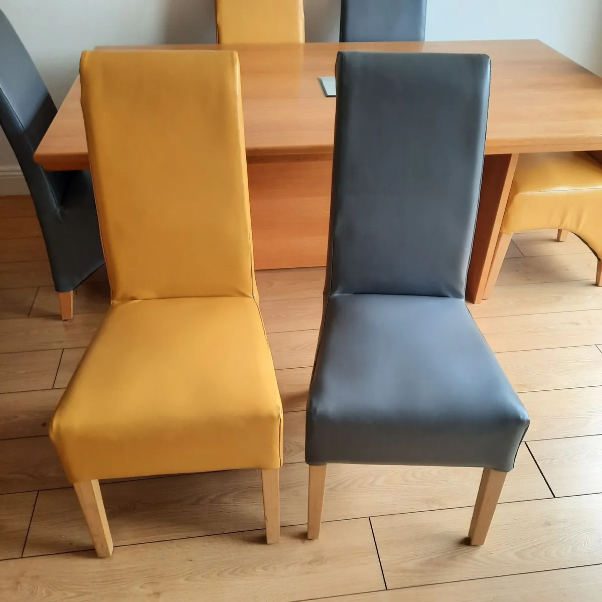 Table  and chairs - Image 2