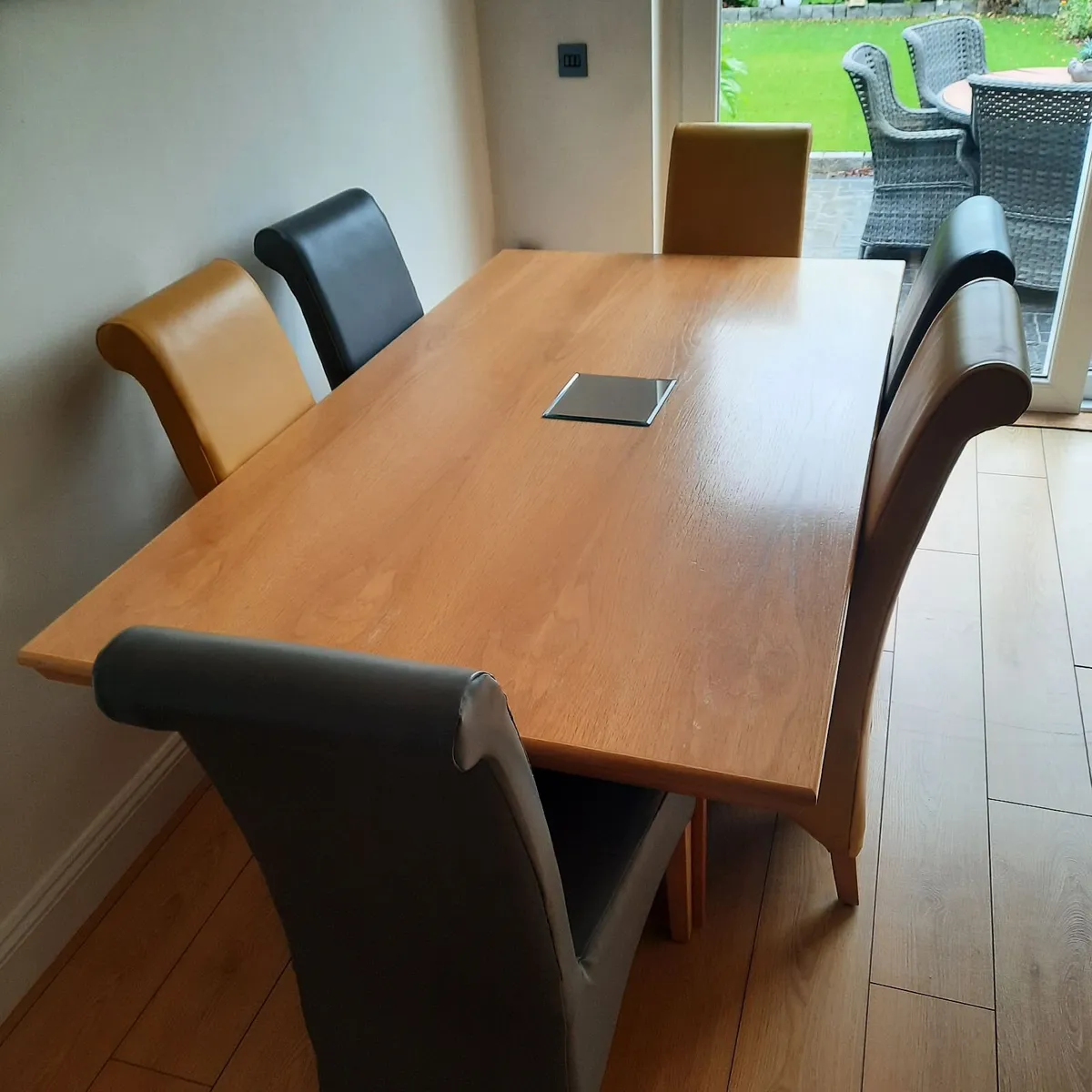 Table  and chairs - Image 3