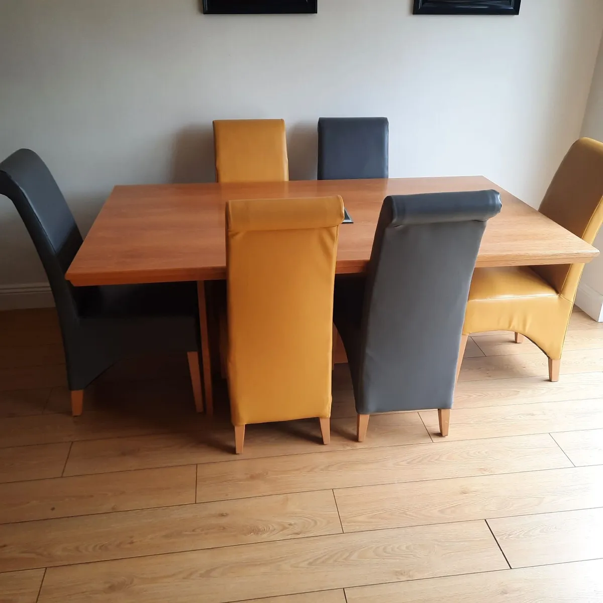 Table  and chairs - Image 4