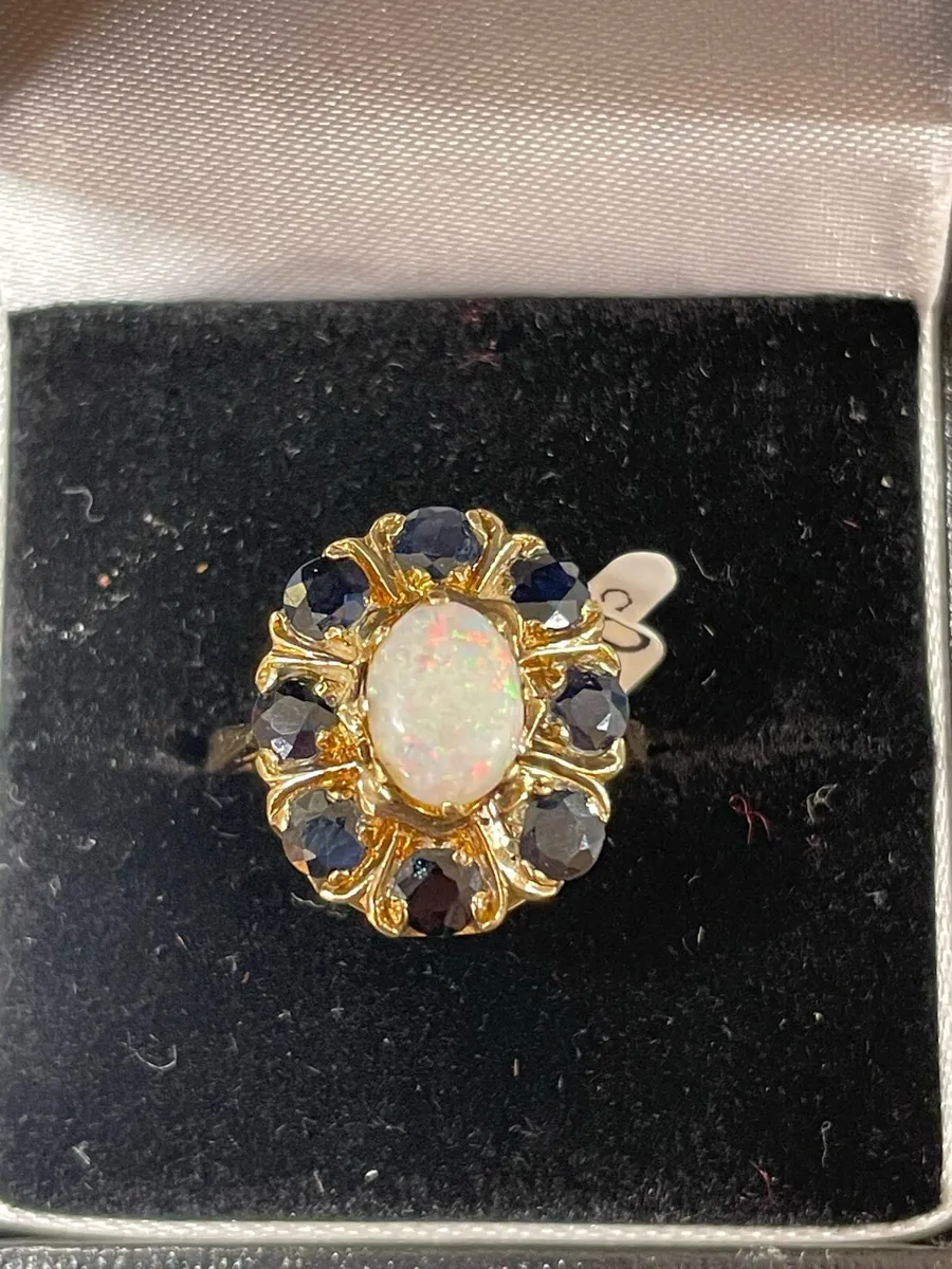9k gold opal ring with sapphires. - Image 1