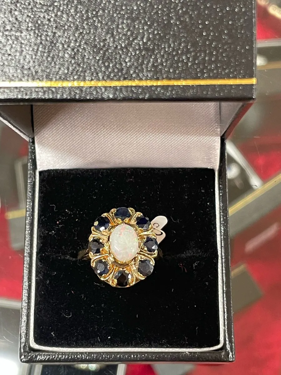 9k gold opal ring with sapphires. - Image 2