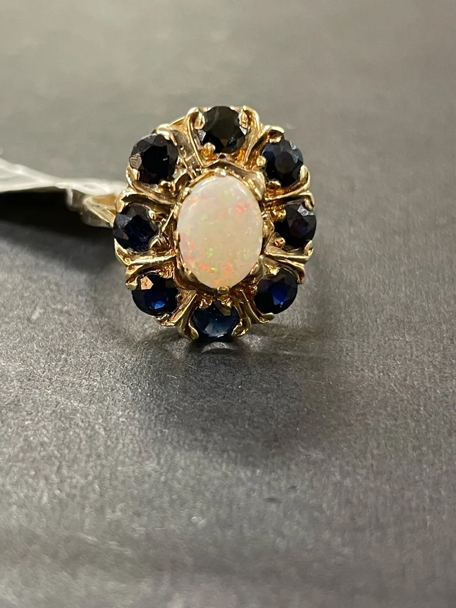 9k gold opal ring with sapphires. - Image 3