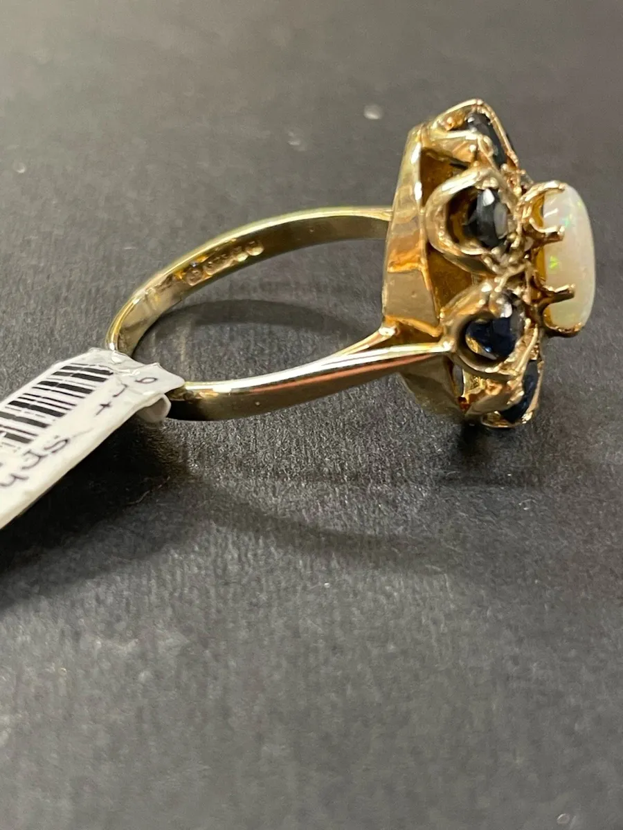 9k gold opal ring with sapphires. - Image 4