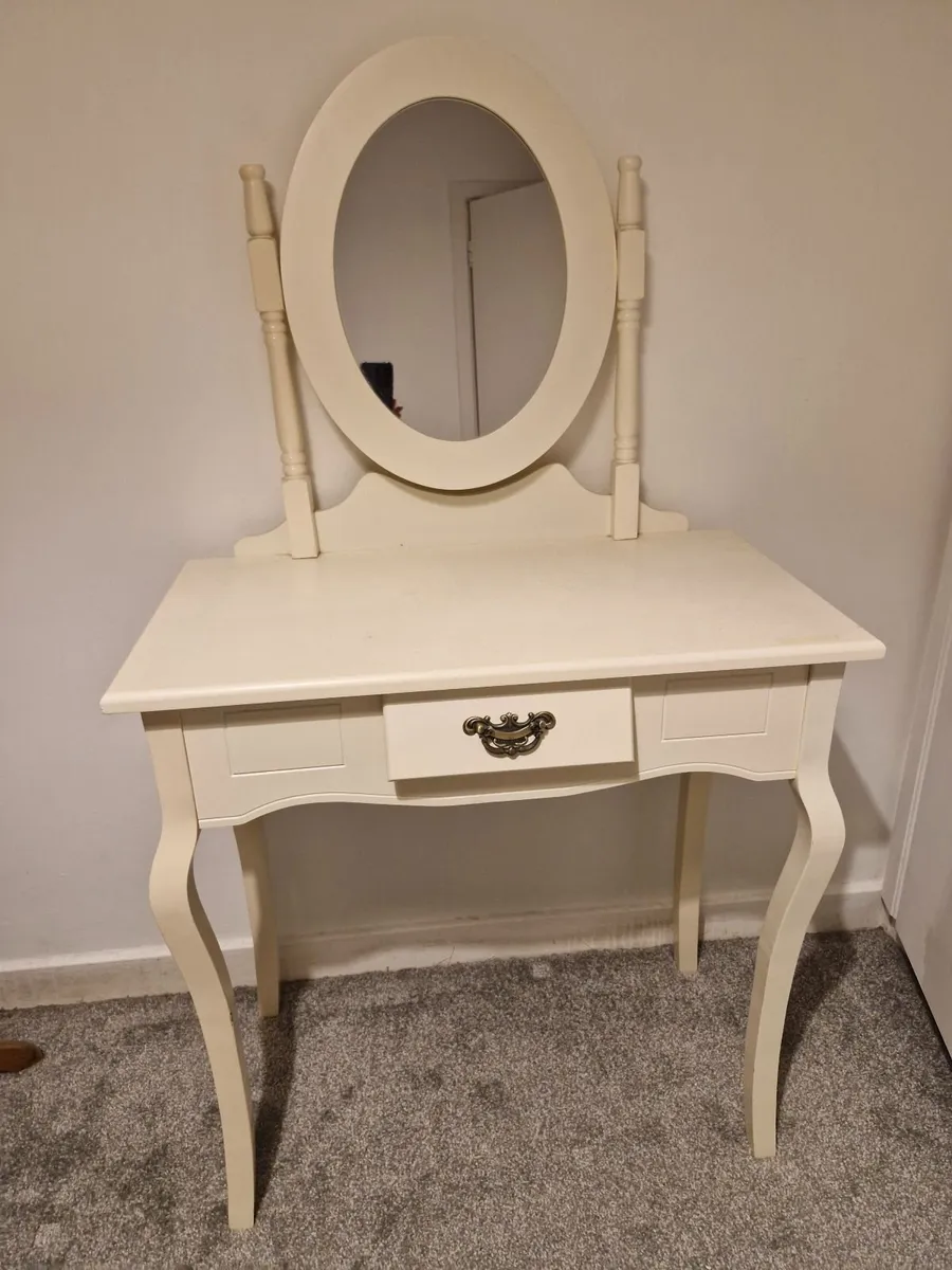 Dressing table