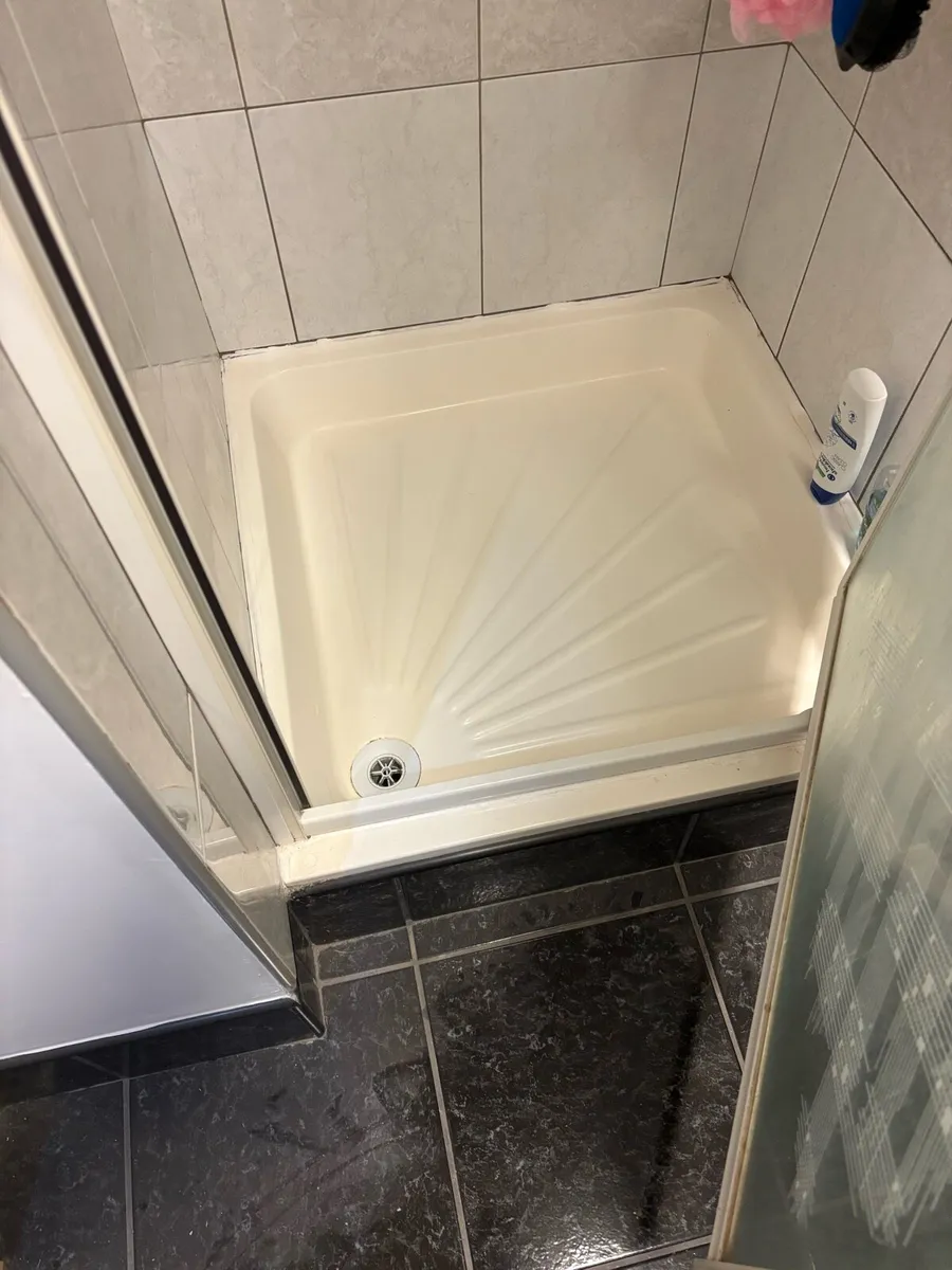 Shower tray and door - Image 1