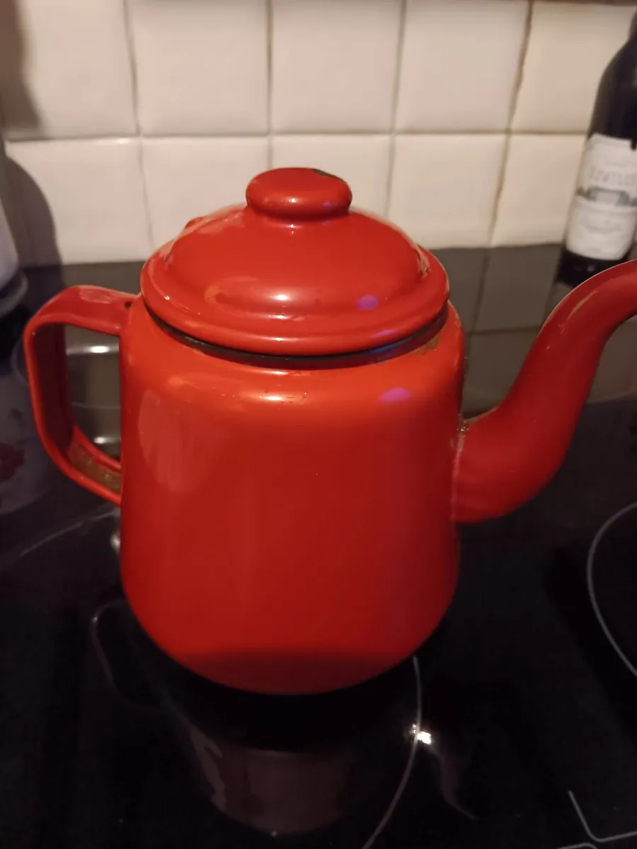 Enamelled tea and coffee pots - Image 1
