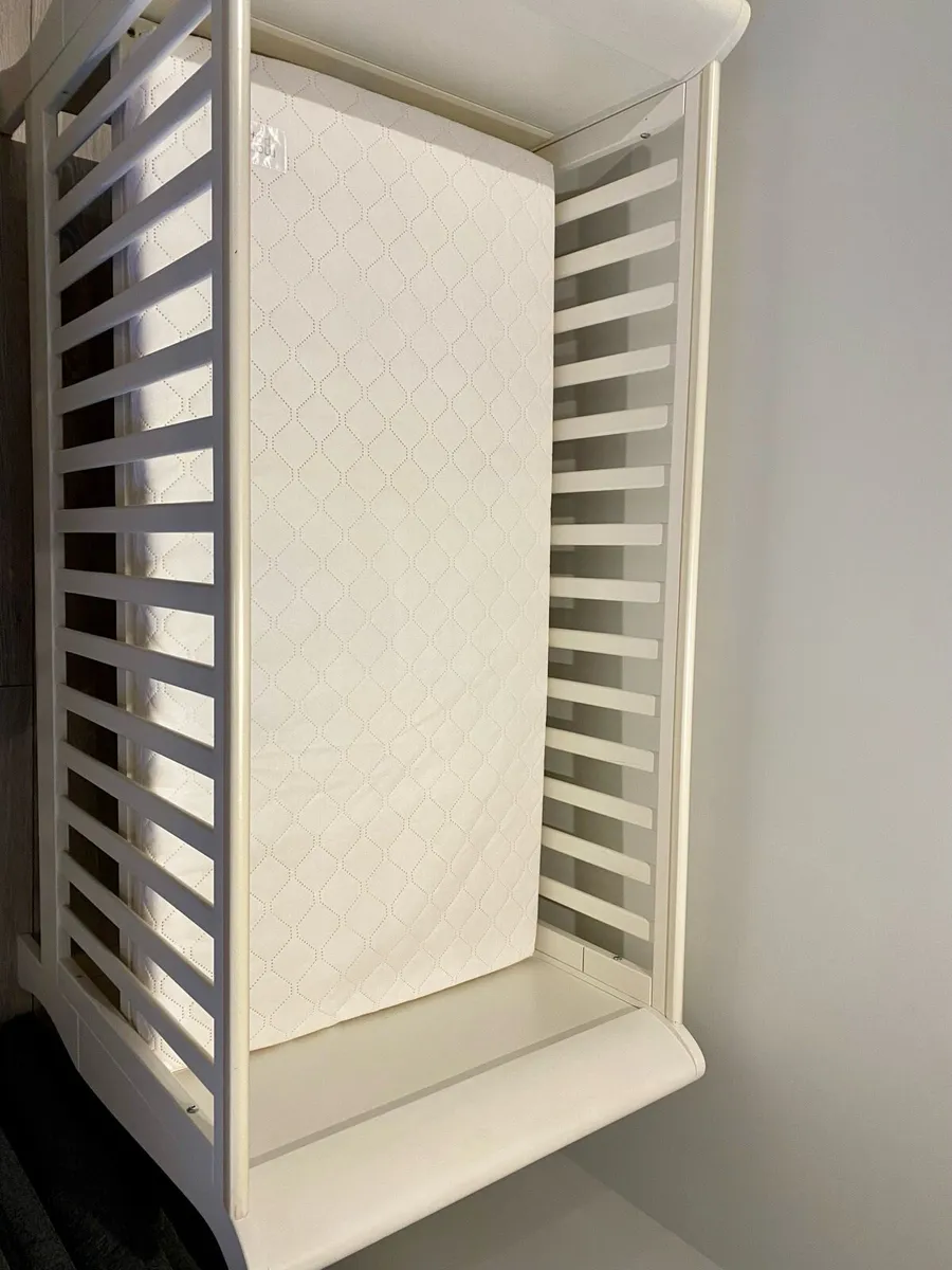 Mamas and Papas Mia Cot Bed - Image 2