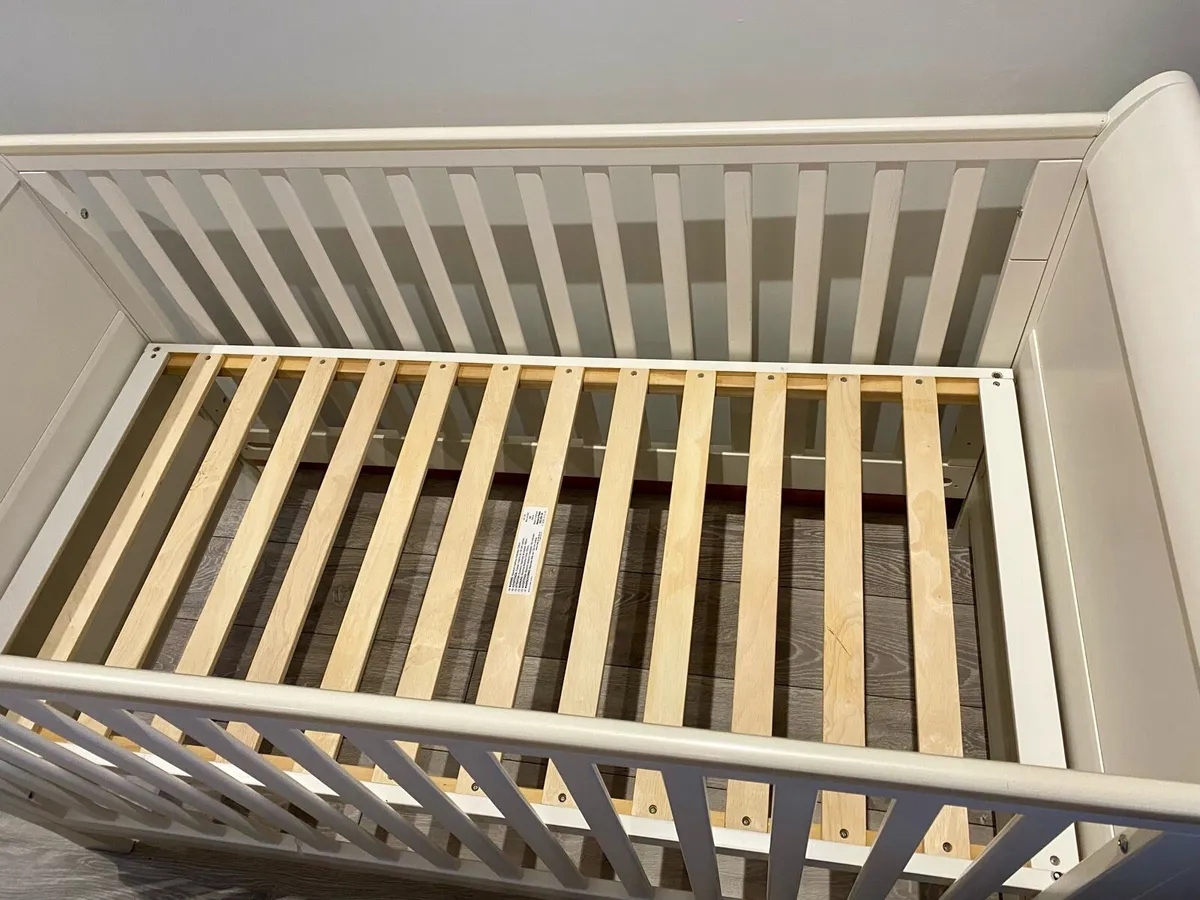 Mamas and Papas Mia Cot Bed - Image 4
