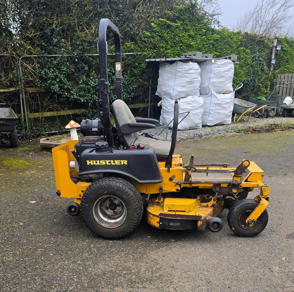 25HP HUSTLER ZERO TURN - Image 2