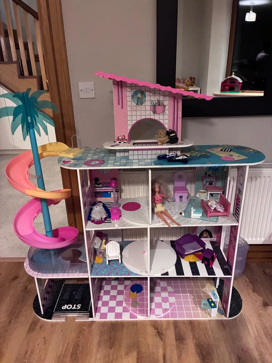 Barbie house - Image 1