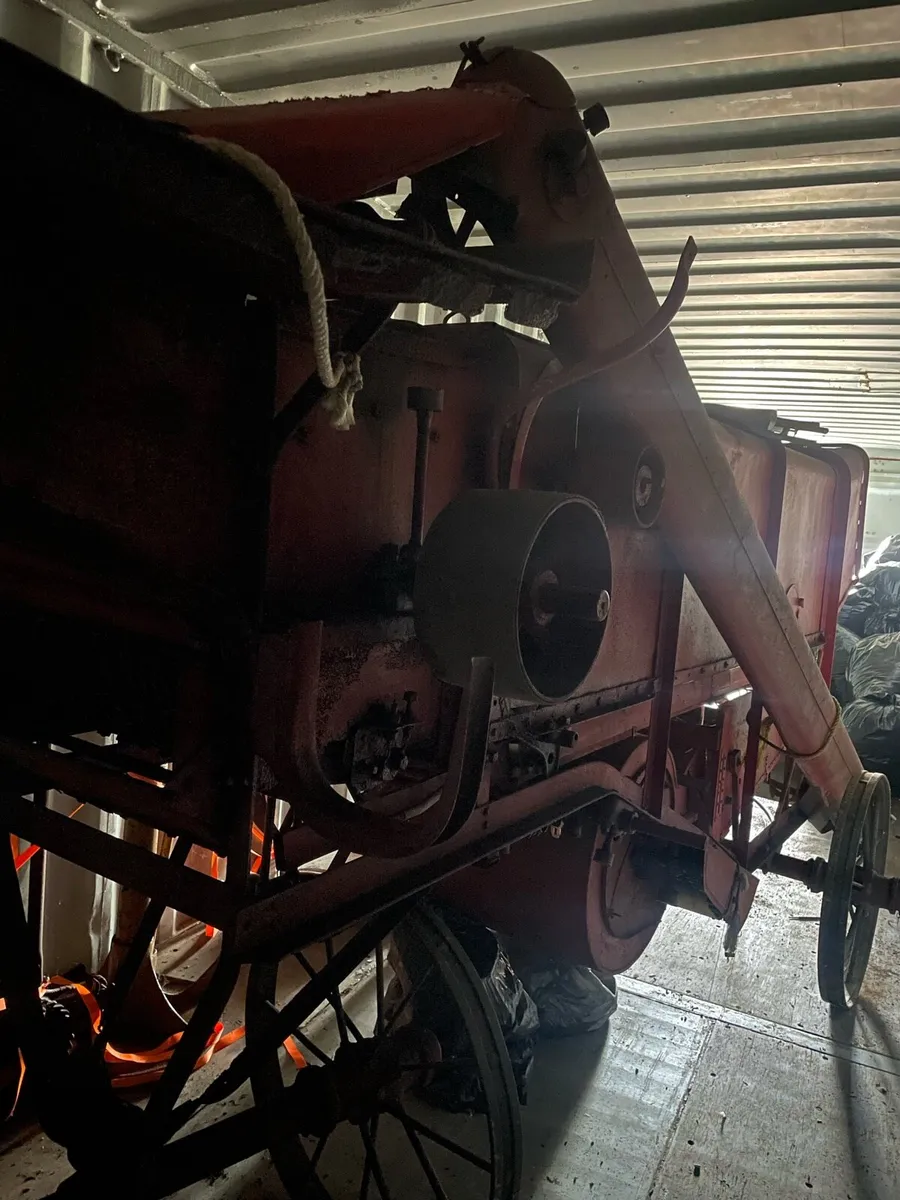 Old American threshing machine - Image 2