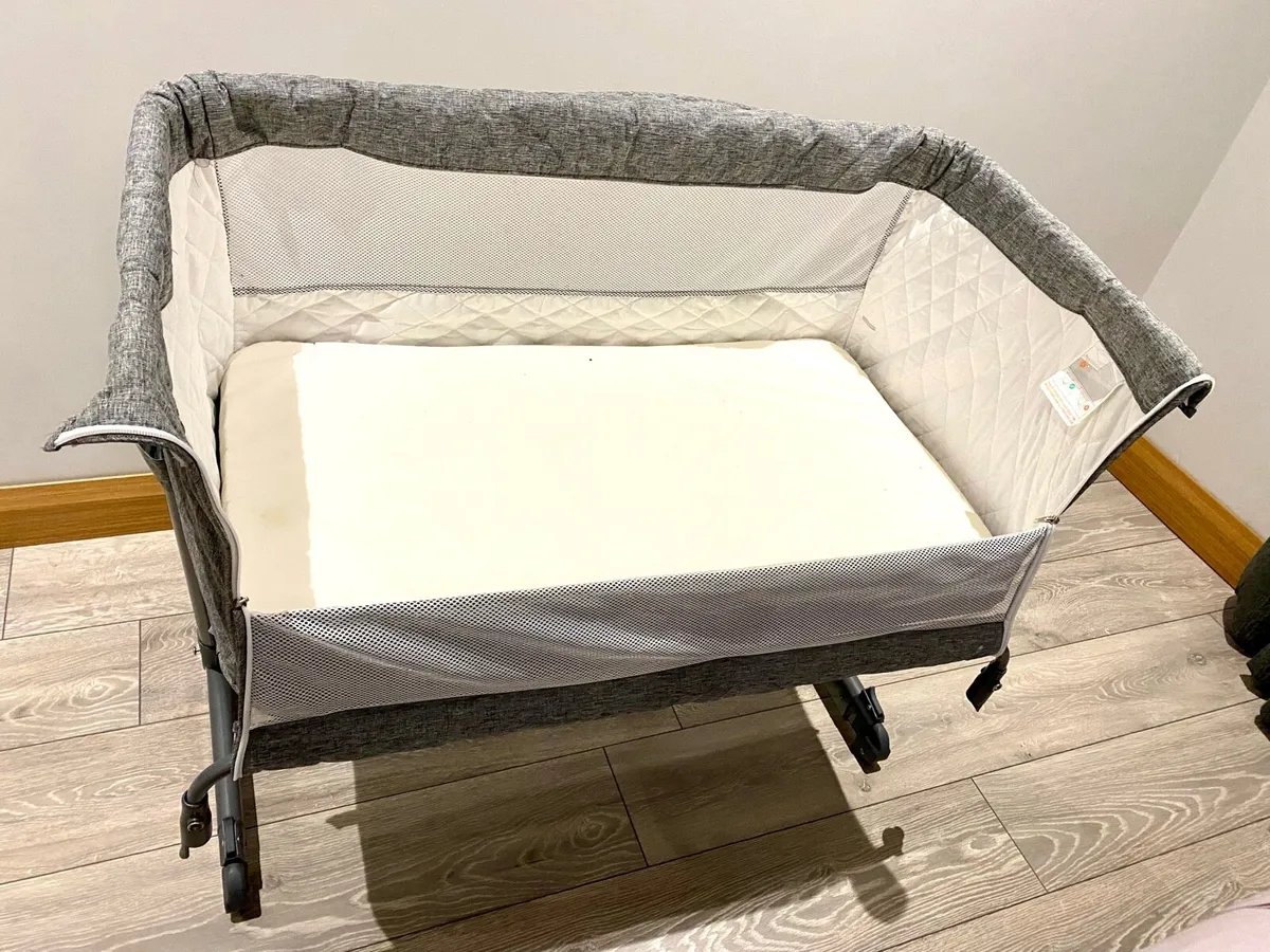 Bedside crib / co-sleeper - Image 3