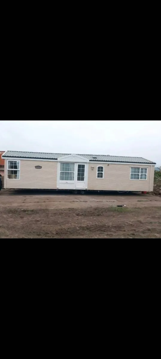 Spacious Mobile Home 39X12 - Image 1