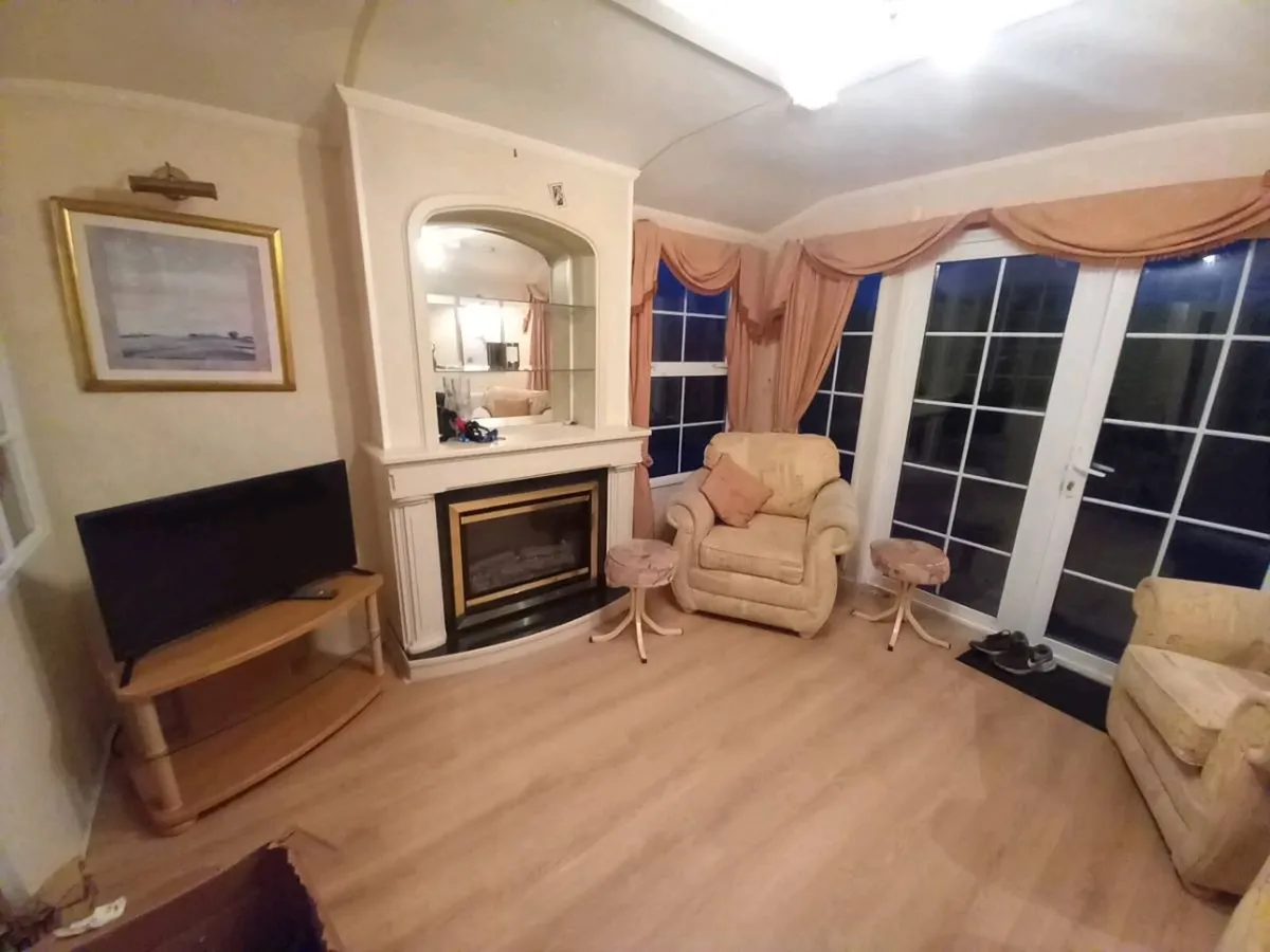 Spacious Mobile Home 39X12 - Image 3