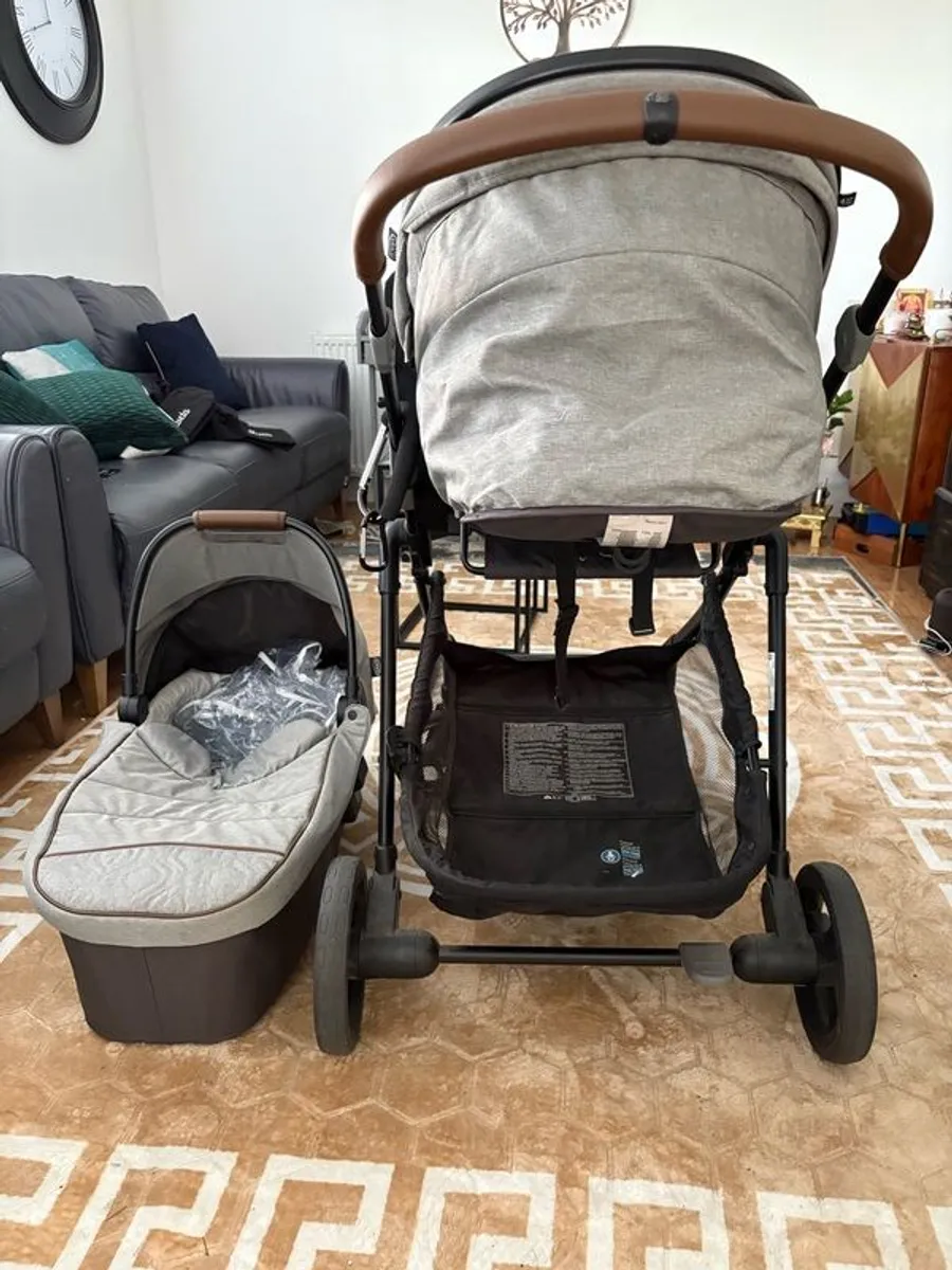 Graco Near2Me travel system - Image 1