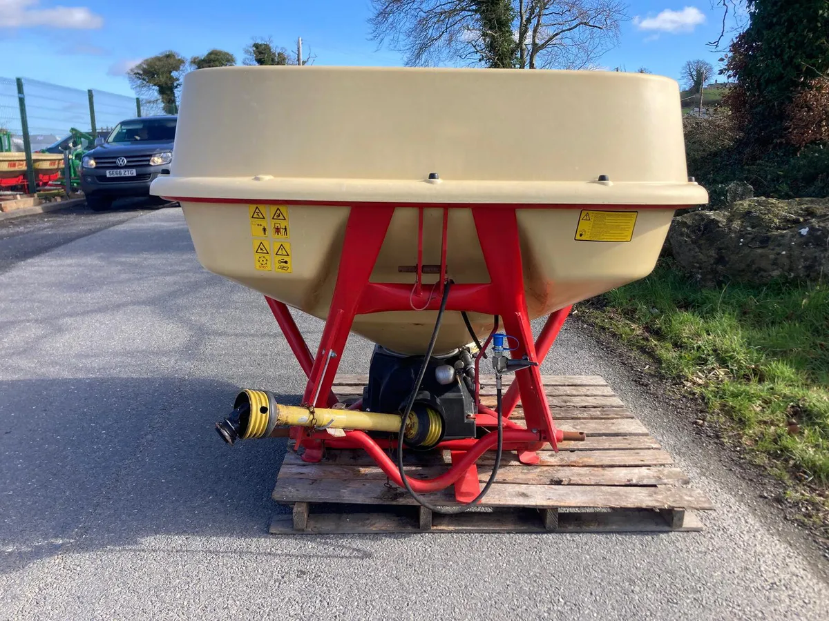 March 20 Vicon 1354 Fertiliser Spreader - Image 2