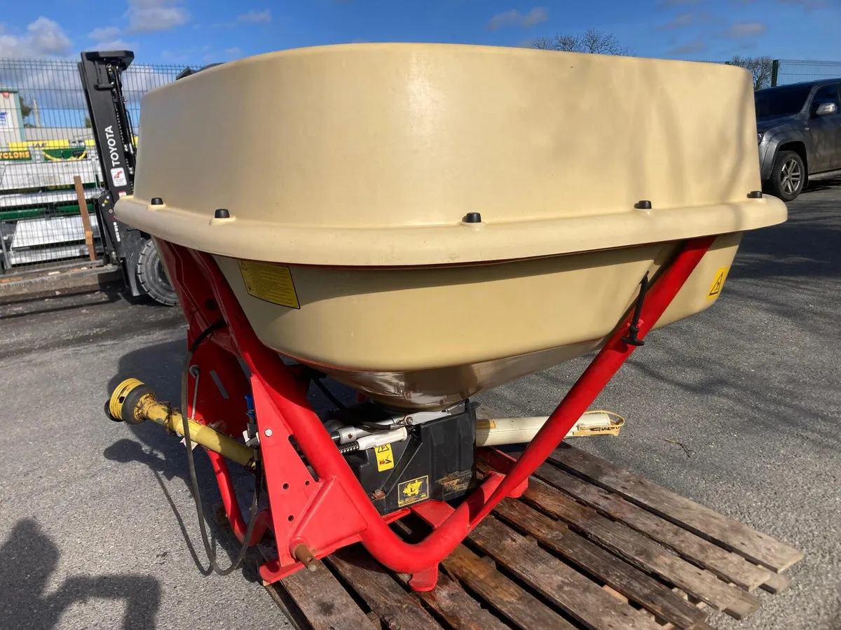 March 20 Vicon 1354 Fertiliser Spreader - Image 3