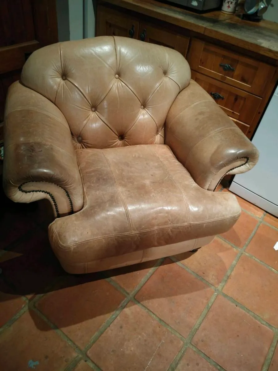 Tan leather large chair, great condition, no tares - Image 1