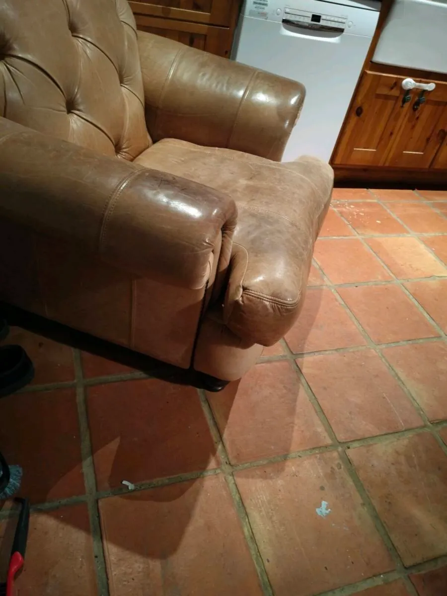 Tan leather large chair, great condition, no tares - Image 3