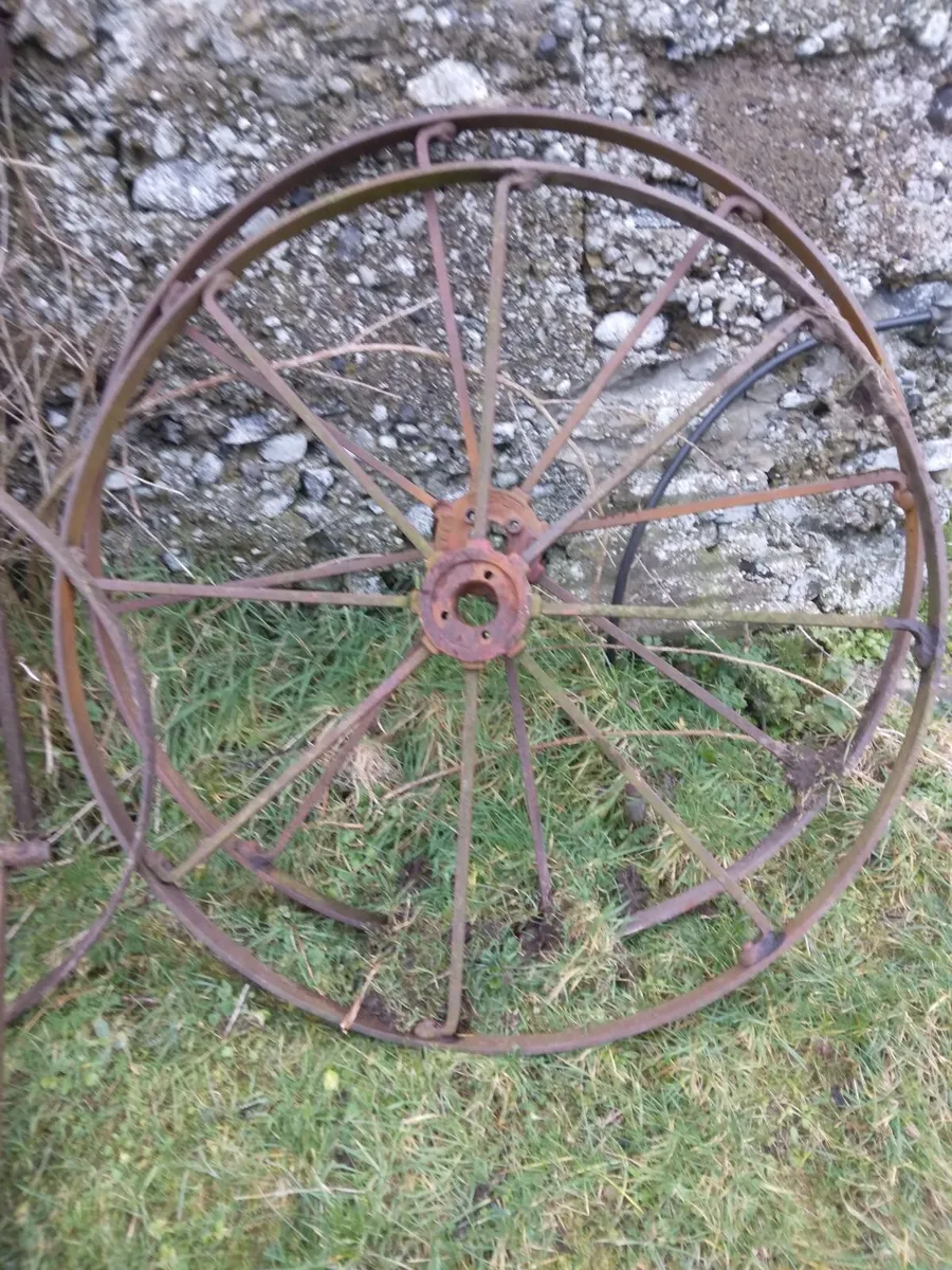 Old rake wheels - Image 1
