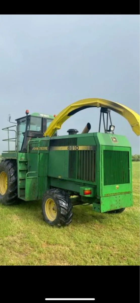 6810 John Deere harvester - Image 1