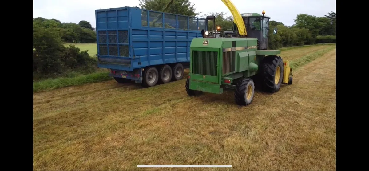 6810 John Deere harvester - Image 3